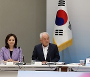 尹 “시대착오적 이념 휩쓸리면 진보 아냐… 우리 날개 될 수 없어”