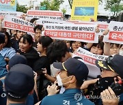 '오염수 반대' 日 대사관 진입 시도한 대학생들 석방