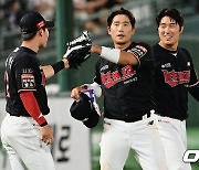 역전 주인공 박경수, 끝없는 축하 [사진]