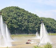 하늘로 솟구치는 플라이보드