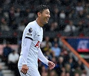 EPL 본머스와 경기 중 비 맞으며 활짝 웃는 손흥민