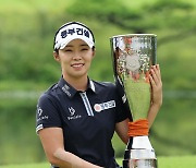 장타 날리는 '가을 여왕' 김수지, 10번홀 원온 공략이 결정적 [KLPGA 한화클래식 우승]