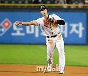 [MD포토] 강승호 '안정적인 수비'