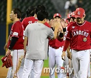 [MD포토] 서진용 '팀 승리에도 웃지 못한 블론세이브'