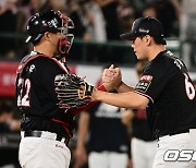 2-1승리 기쁨 나누는 김재윤과 장성우 [사진]