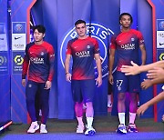 PSG '역대 첫 한국인 선수' 이강인, 신입 선수로 홈 팬에 정식 인사...부상 복귀는 '아직'