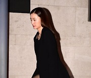 [TEN포토] 정유미 '윰블리 시크한 패션'