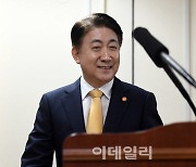 [포토]단상에 오르는 이동관 방송통신위원장