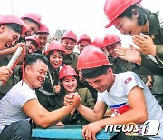 서포지구 새거리 건설하는 북한 청년 건설자들…"성과 확대하고 있어"