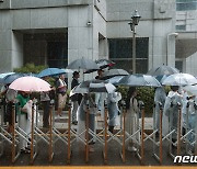 "中 일본인학교엔 돌·대사관엔 항의전화"…日 경비 태세 강화