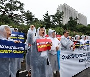 로펌 압수수색 규탄하는 변호사들