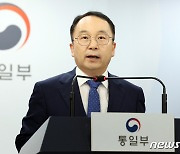 북한의 국경개방 공식화 질문에 답변하는 구병삼 대변인