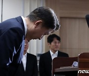 고개 숙여 인사하는 이동관 신임 방송통신위원장