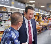 수산산업계 애로사항 듣는 정승윤 부위원장