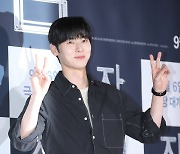 황민현, 깨알 브이