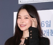 [E포토] 손나은, '반짝반짝 빛나는 하트에 홀릭'