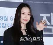 [포토] 손나은, 귀여운 미소로 손인사