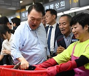 尹, 한덕수 총리와 수산물 회동…"추석 물가 안정 최우선 역점"