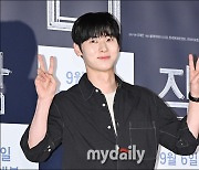 [MD포토] 황민현, '귀엽게 쌍브이'