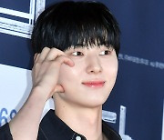 황민현, 귀염 넘치는 볼하트[포토엔HD]