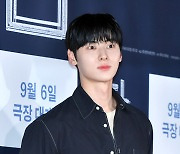 황민현, 훈훈한 미소는 이런 것! [포토엔HD]