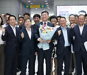 첫 출근 환영받는 명창환 전남도 행정부지사