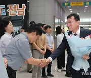 첫 출근 인사하는 명창환 전남도 행정부지사