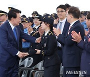 윤 대통령, 순직한 고 조동수 경감 자녀인 조현진 경위 격려