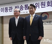 기념촬영하는 이동관 위원장-이상인 상임위원