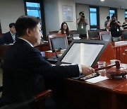 이동관 신임 방통위원장, 전체회의 첫 주재