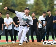 진우영, 'KBO 구단들의 시선 속 피칭' [사진]