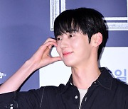 황민현,'하트에 녹는다' [사진]