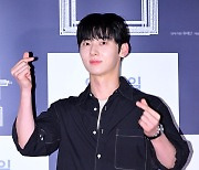 황민현, '시선이 머무는 곳' [사진]