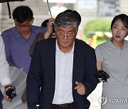 영장심사 출석하는 '프로축구 입단 뒷돈' 안산FC 전 대표