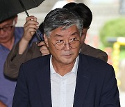 영장심사 출석하는 '프로축구 입단 뒷돈' 안산FC 전 대표