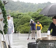 참배하는 이동관 신임 방송통신위원장