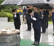 묵념하는 이동관 신임 방송통신위원장