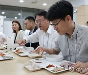 우리 수산물로 점심 먹는 대통령실 직원들