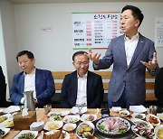 횟집 오찬 전 인사말 하는 김기현 대표