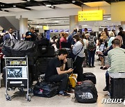 英공항 한때 시스템 장애로 항공편 무더기 결항…정상화까지 수일 소요