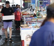 "수산물 소비 늘리자"…정부·여당 압박에 급식업체 '난감'