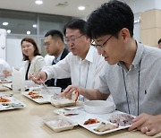 “광어·우럭 모듬회에 고등어구이가 한 접시에”…직원 몰린 대통령실 구내식당