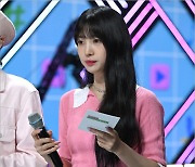 [MD포토] 에버글로우 시현 '스페셜 MC로 다시 음방 진행'