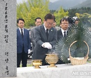 이재명, 홍범도 장군 묘역 참배…"흉상 이전, 용서 못할 매국 행위"(종합)