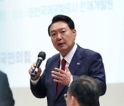 "1+1=100이란 사람들" vs "국민과 싸우자?"