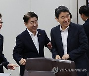 이동관 방송통신위원장, 국무회의 첫 참석