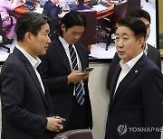 이주호 부총리와 대화하는 이동관 방송통신위원장