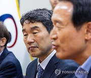 임태희 경기도 교육감 발언듣는 이주호 부총리