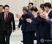 박수 받으며 입장하는 윤석열 대통령