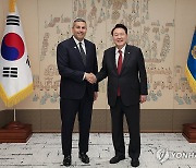 칼둔 UAE 아부다비 행정청장과 악수하는 윤석열 대통령